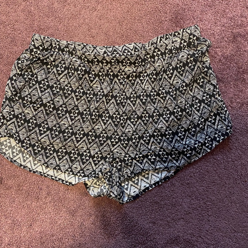 EUC H&M shorts with pockets size L